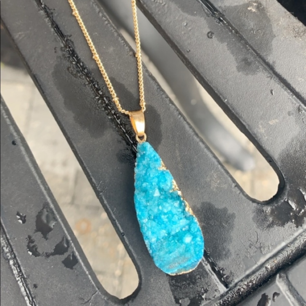 🐿 Turquoise geod necklace new with tags